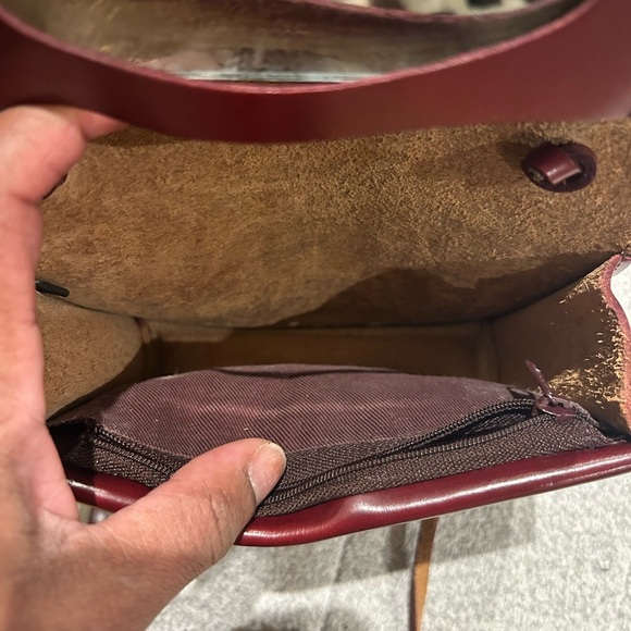 Vintage Mundi Burgundy Leather Crossbody Bag - Picture 8 of 9